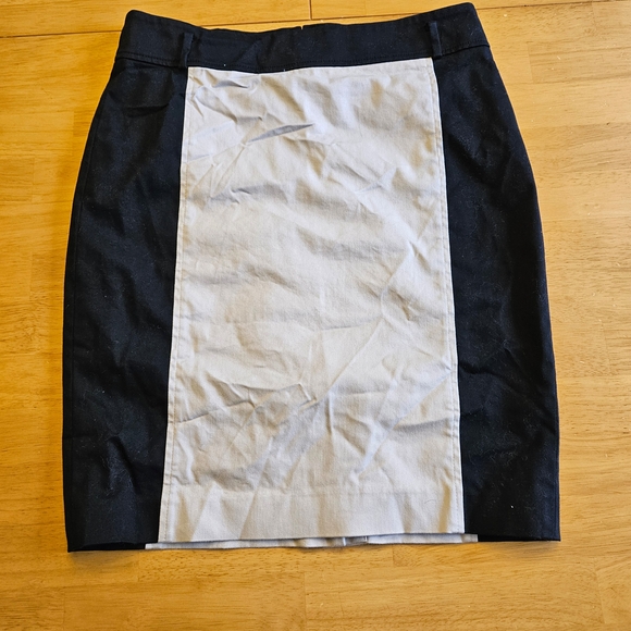 Ann Taylor EUC Two-Tone Black and Tan Skirt • Size 2 - Picture 4 of 13